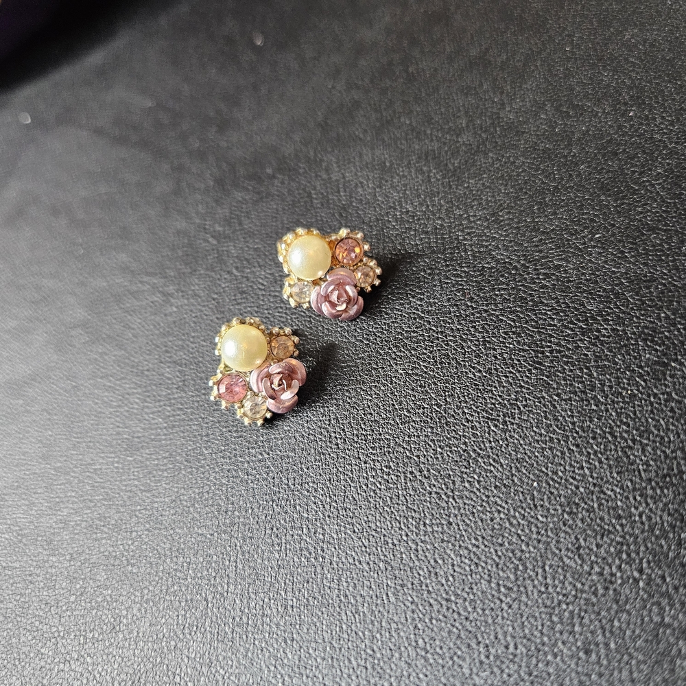 Elegant Floral Pearl Stud Earrings